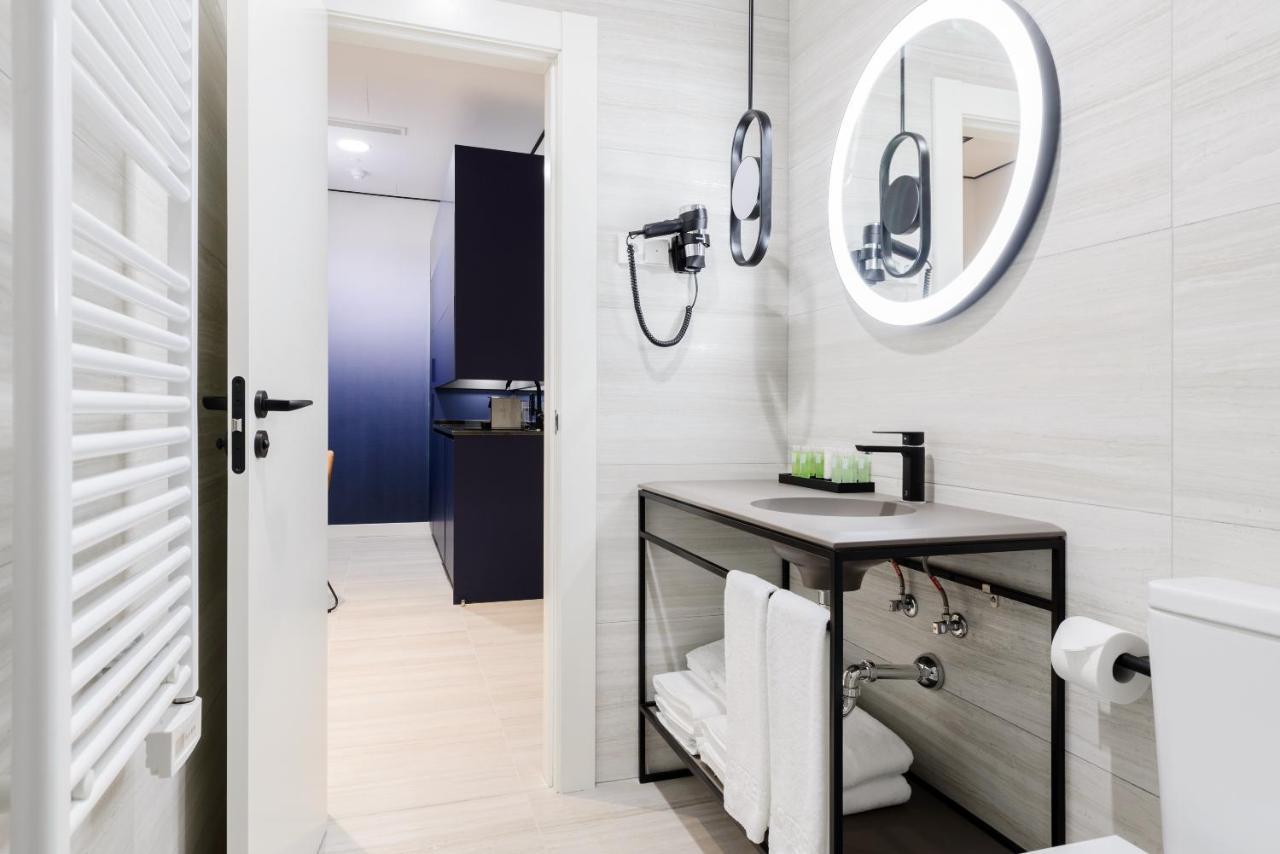 One-Bedroom Apartment,1214647930:JPEG